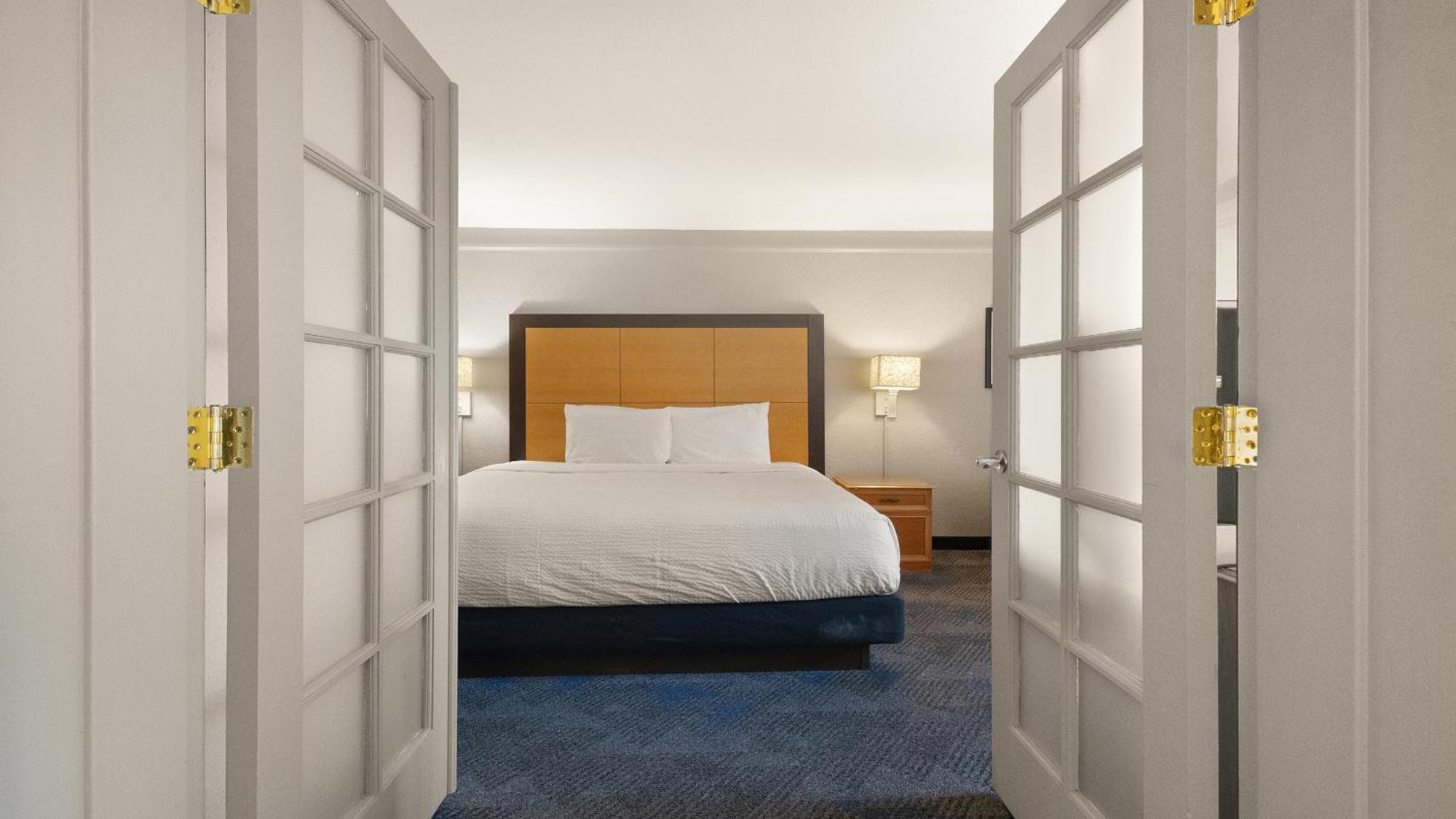 Howard Johnson By Wyndham Sacramento Downtown Exterior photo