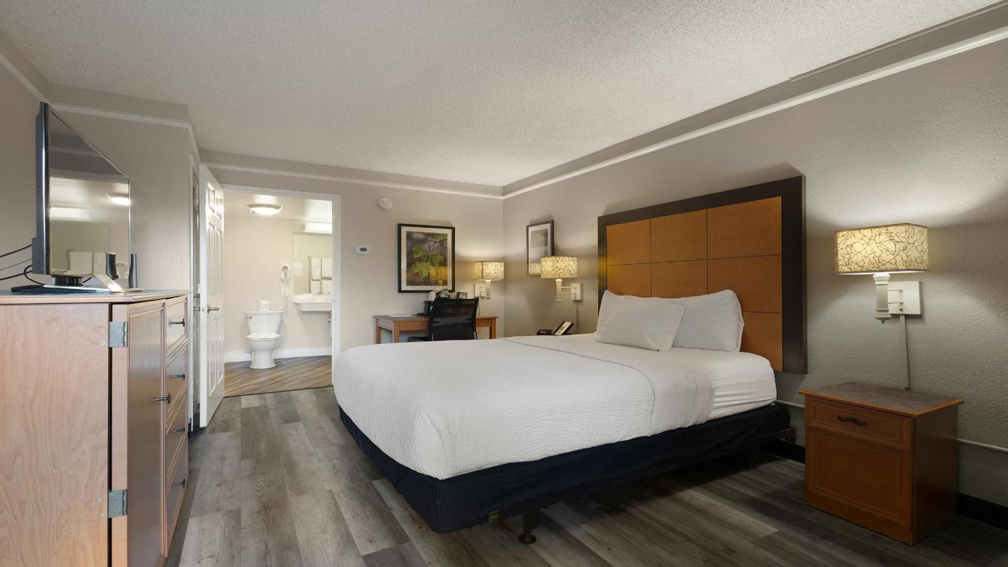 Howard Johnson By Wyndham Sacramento Downtown Exterior photo