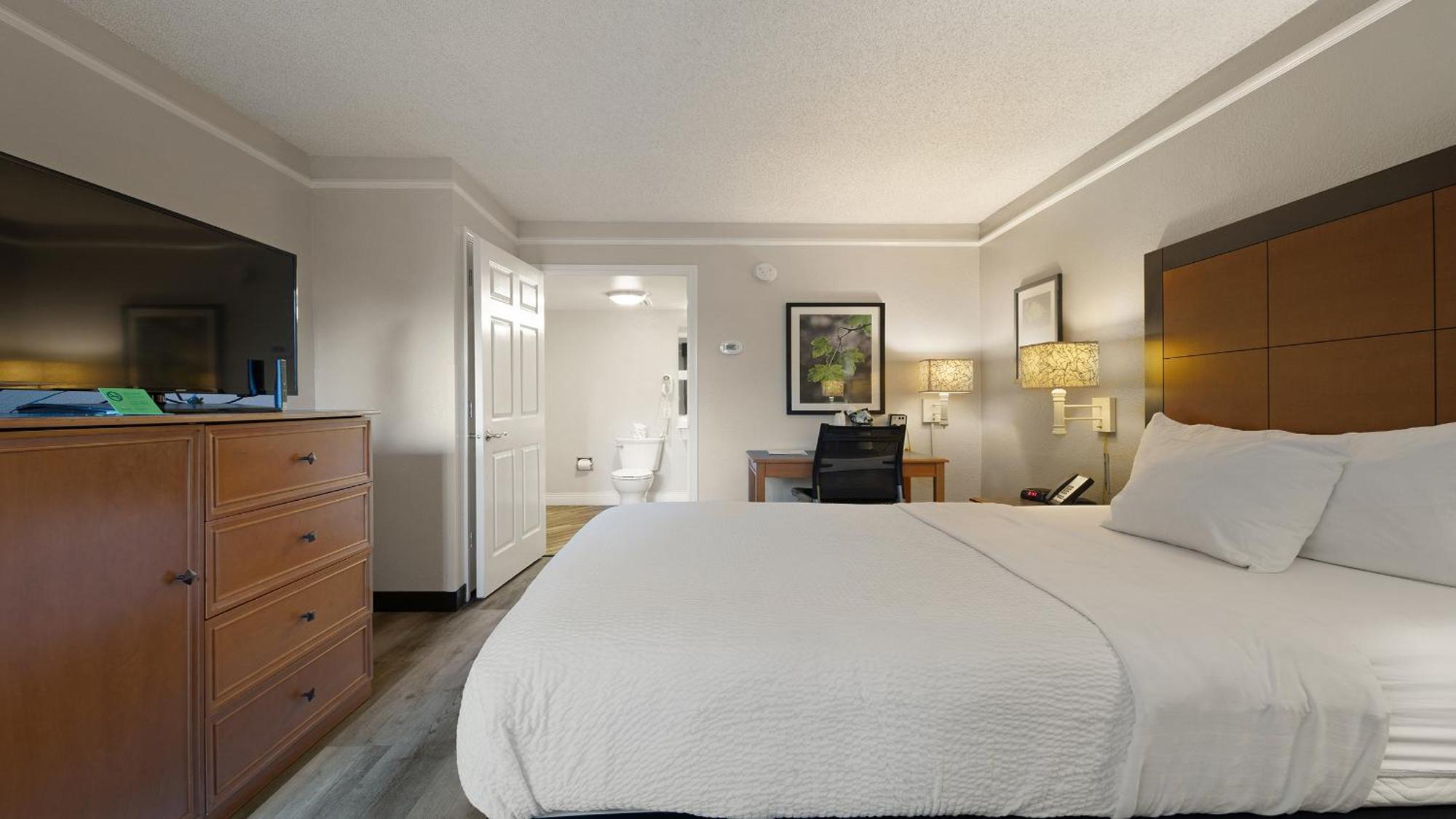 Howard Johnson By Wyndham Sacramento Downtown Exterior photo