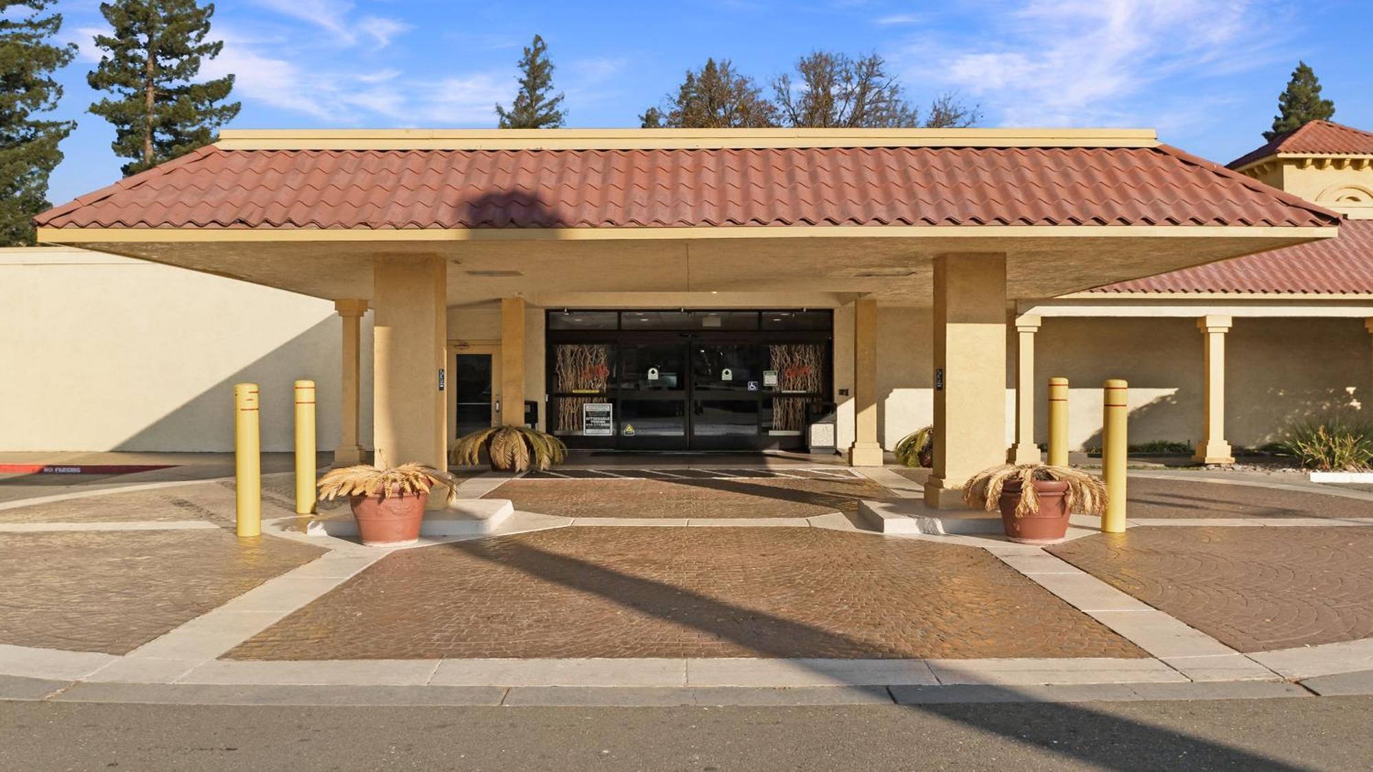 Howard Johnson By Wyndham Sacramento Downtown Exterior photo