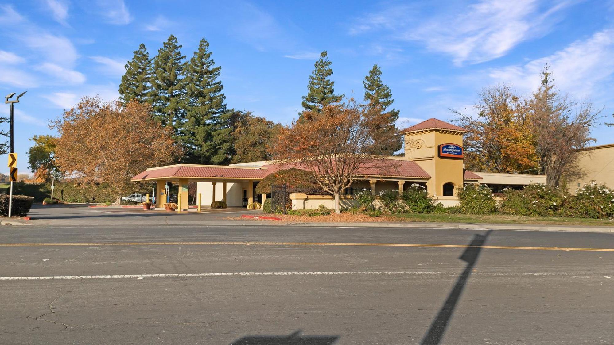 Howard Johnson By Wyndham Sacramento Downtown Exterior photo