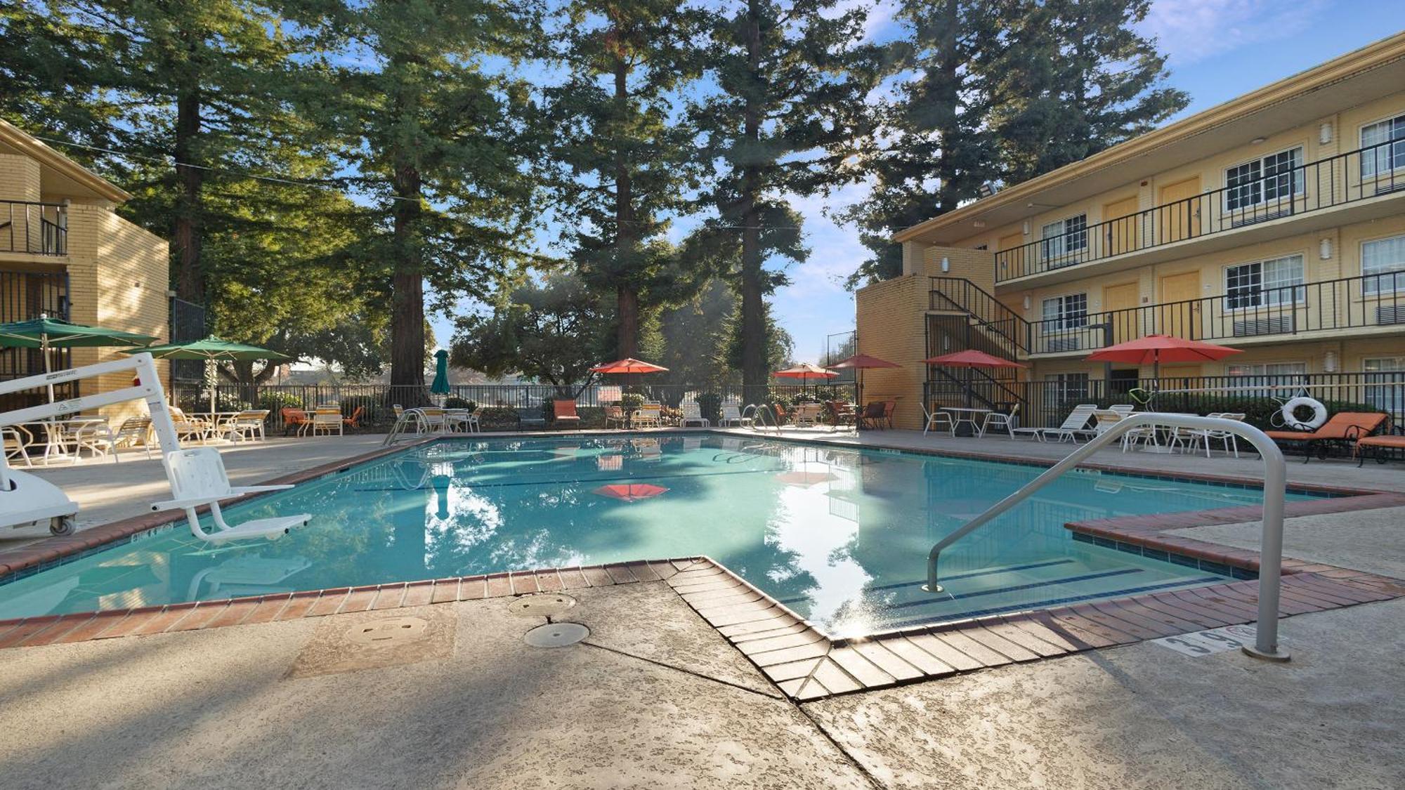 Howard Johnson By Wyndham Sacramento Downtown Exterior photo