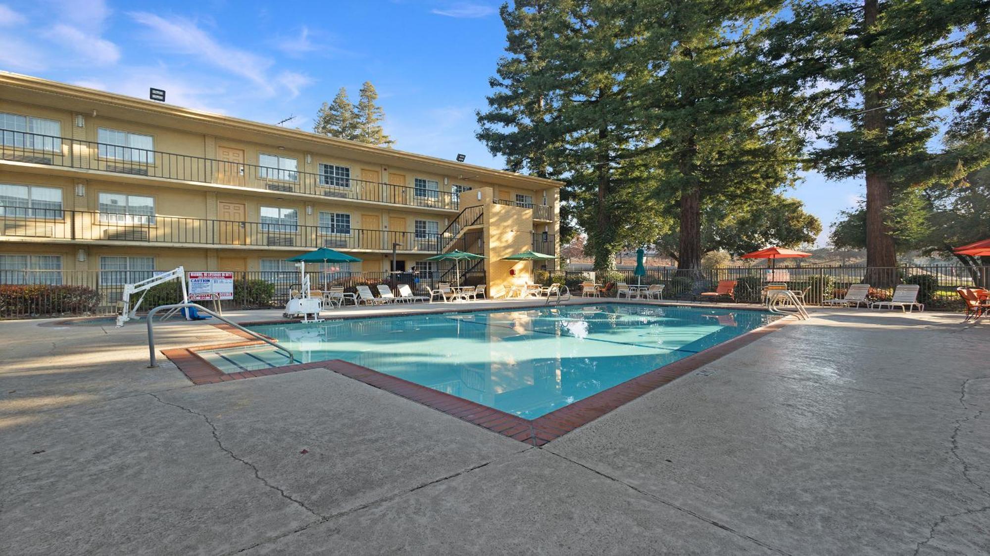 Howard Johnson By Wyndham Sacramento Downtown Exterior photo